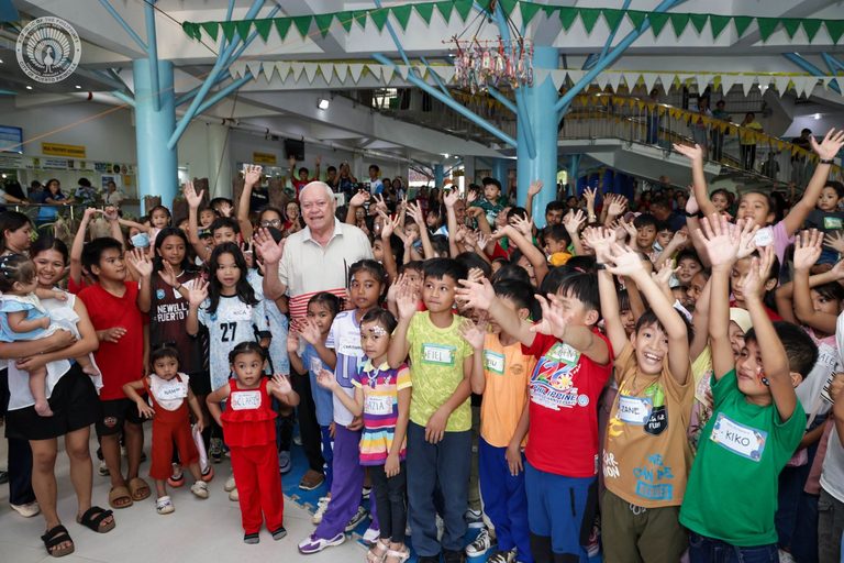 TINGNAN: Binisita ni Mayor Lucilo R. Bayron ang mga batang anak at kapamilya ng mga kawani ng City Government of Puerto Princesa na nakiisa sa CGPP Family Day nitong Setyembre 3, 2026, na inorganisa ng City Human Resource Management Office (HRMO) bilang bahagi ng pagdiriwang ng Civil Service Month 2026.
